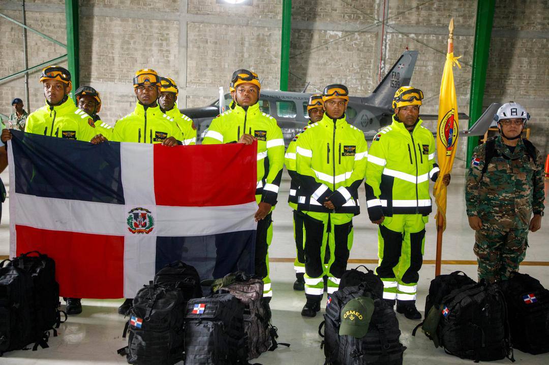 Llegan a Venezuela equipos de rescate de varios países