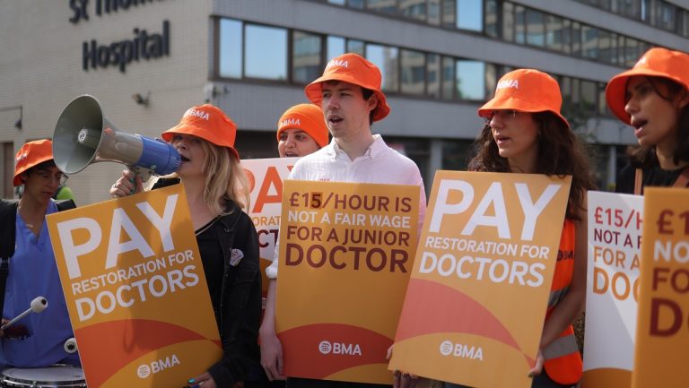 Médicos en Inglaterra votan a favor de convocar una huelga en protesta por los bajos salarios