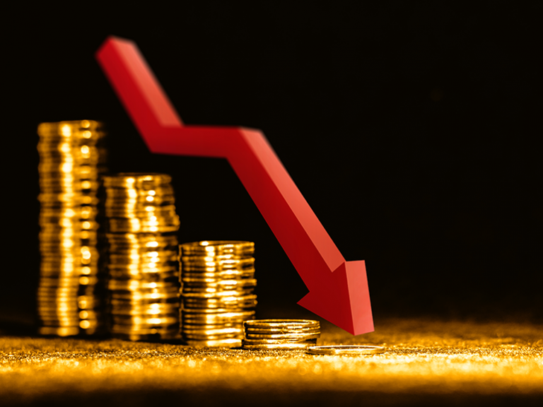 Precio del oro cae por fortalecimiento del dólar y tensiones comerciales
