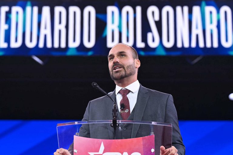 Prorrogan en Brasil investigación sobre el diputado Eduardo Bolsonaro