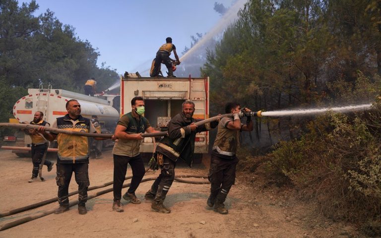 Siria redobló esfuerzos para controlar incendios forestales en Latakia
