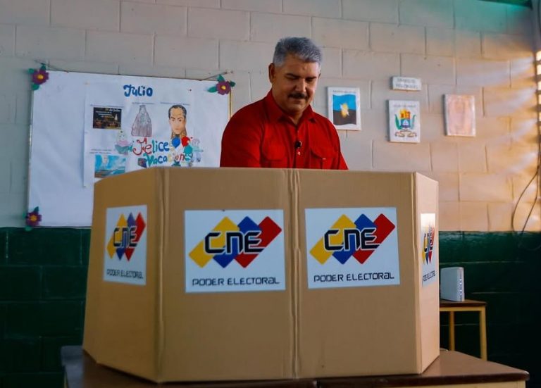 Gobernador del Zulia Luis Caldera ejerce su voto y destaca el talante democrático del país