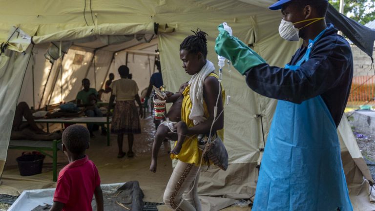Brotes de cólera afectan campamentos haitianos en medio de precariedad sanitaria