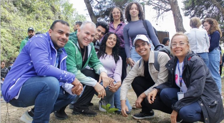 Universitarios siembran 1.900 árboles como parte de la Misión Madre Tierra