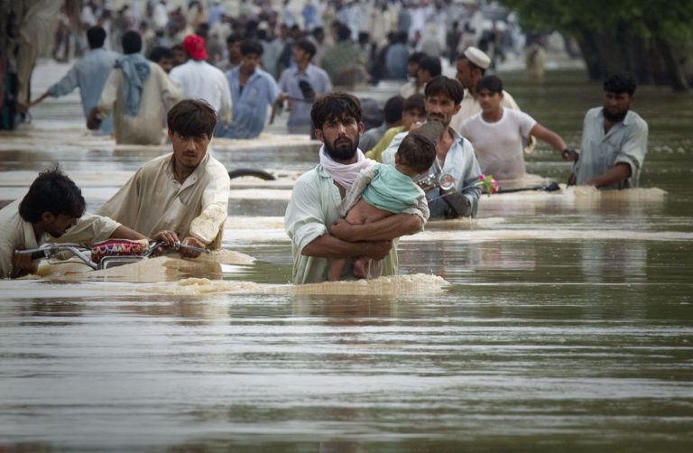 Cerca de 300 víctimas fatales en Pakistán por intensas lluvias monzónicas