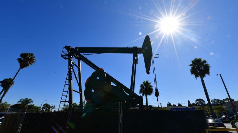 Precios del petróleo se estabilizan tras fuerte caída por temor a la baja