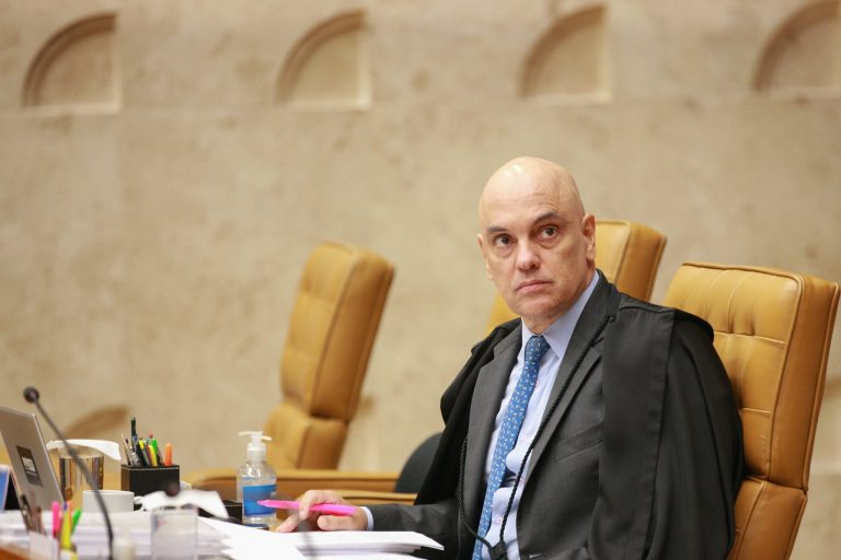 Supremo de Brasil da a Bolsonaro 48 horas para explicar solicitud de asilo