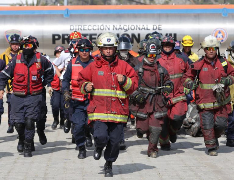 Gobierno Bolivariano reconoce labor de los bomberos en su día