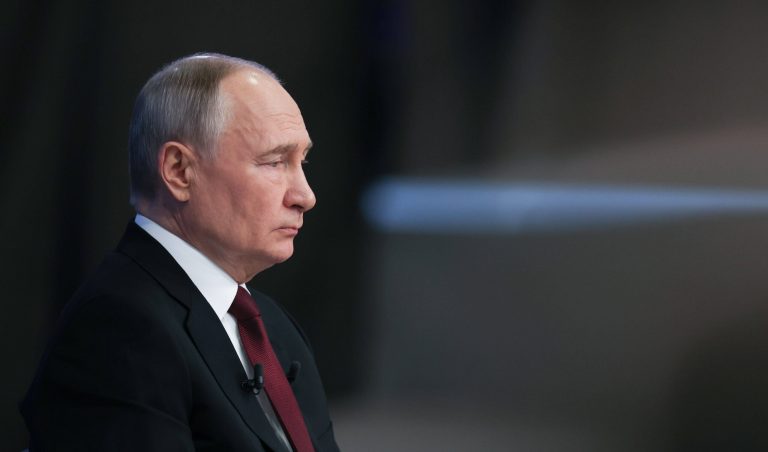 Presidente Putin ofrece mediar para reducir escala de tensiones en Oriente