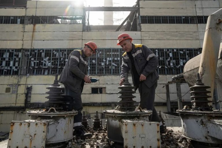 Falla en líneas de alta tensión genera apagón en red eléctrica ucraniana