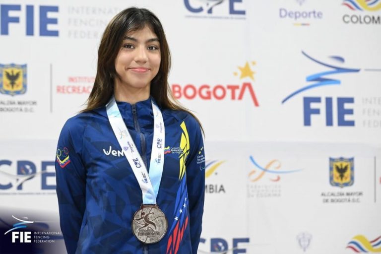 Valeria Escobar gana medalla de plata en campeonato de esgrima en Bogotá