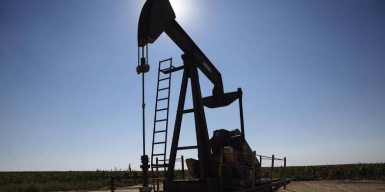 Petróleo Brent supera los 84 dólares por barril y el WTI asciende a 77,43
