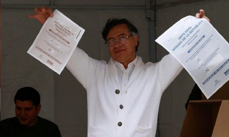 Presidente de Colombia ejerce su derecho al voto en elecciones legislativas