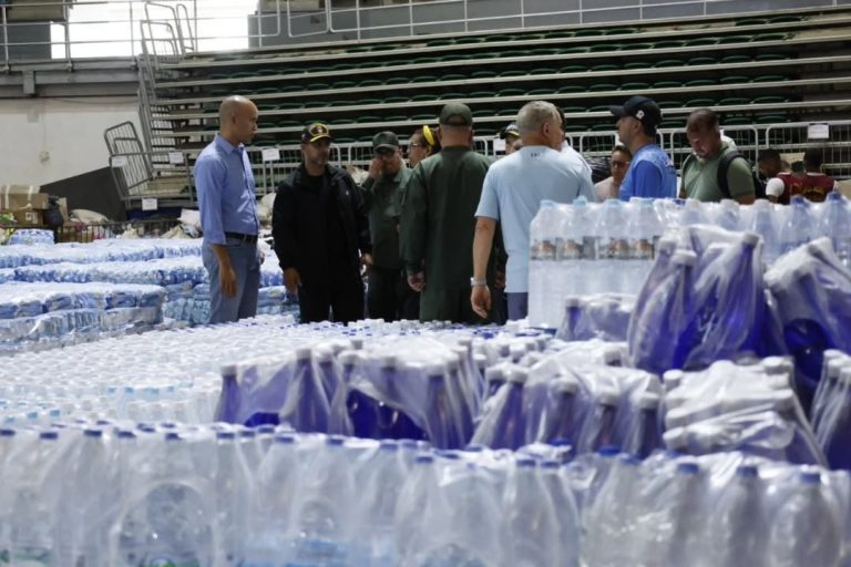 Autoridades activan 10 refugios temporales para niños y adultos mayores afectados por sismos en La Guaira