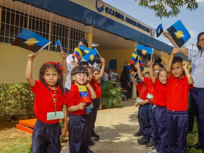 Los niños y niñas cuentan con nueve salas educativas, comedor con cocina, salón de usos múltiples, escenario, parque con caminería, plaza cívica, cancha de usos múltiples, piscina infantil, entre otros.