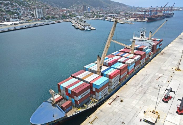 Buque portacontenedores atracado en el Puerto de La Guaira