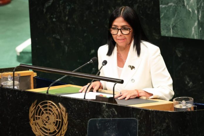 Delcy Rodríguez ofreciendo un discurso desde el podio de la ONU