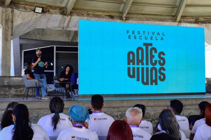 Ponentes en el Festival Escuela de Artes Vivas ante un público en auditorio