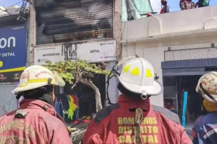 Bomberos de Caracas sofocan incendio en edificio de la parroquia Santa Rosalía