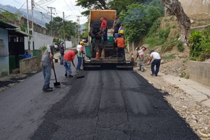 Continúa plan de asfaltado en el eje metropolitano de Valera