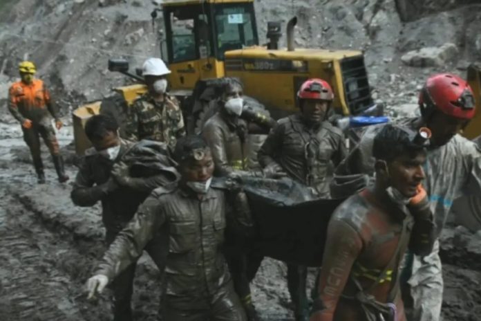 Cifra de fallecidos aumenta a 1.403 en Nepal por desbordamiento del río Bhotekosh