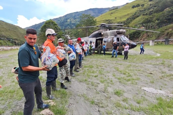 FANB lleva alimentos por aire a comunidades afectadas por las lluvias en el estado Mérida