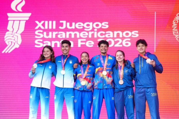 Atletas posando con sus medallas en el podio de los XIII Juegos Suramericanos Santa Fe 2026