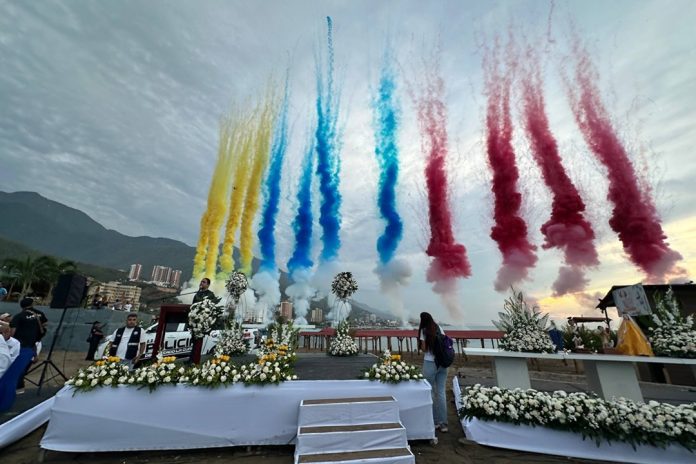 Quema de fuegos artificiales de colores durante una ceremonia al aire libre en La Guaira