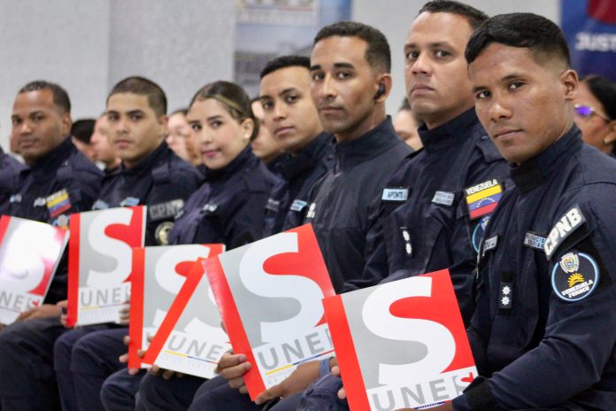 Funcionarios de la UNES