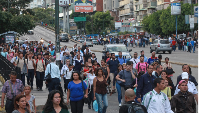 Venezolanos caminando por la calle