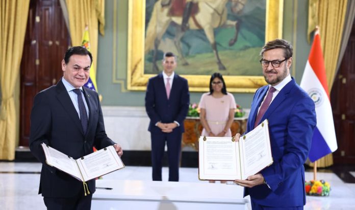Ambos funcionarios procedieron a la firma de un comunicado conjunto con el propósito de avanzar