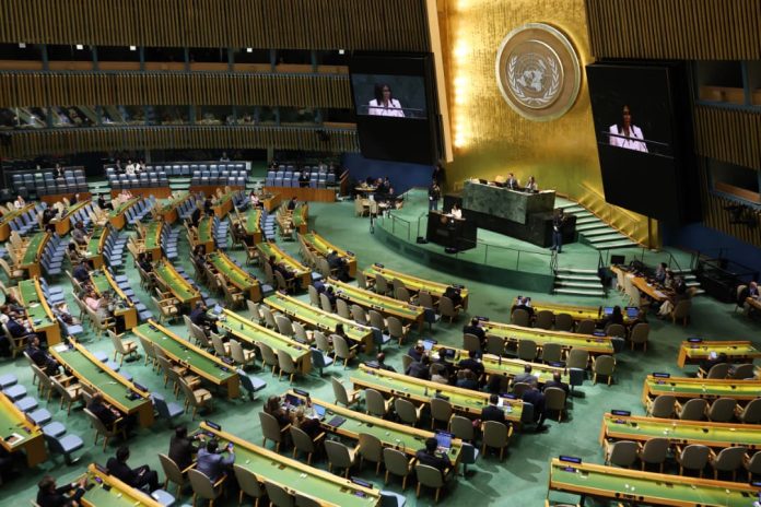 Delcy Rodríguez ofreciendo un discurso desde el podio de la ONU