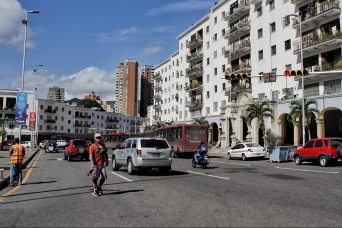 Restringen tránsito nocturno en dos avenidas de Caracas por labores de demarcación