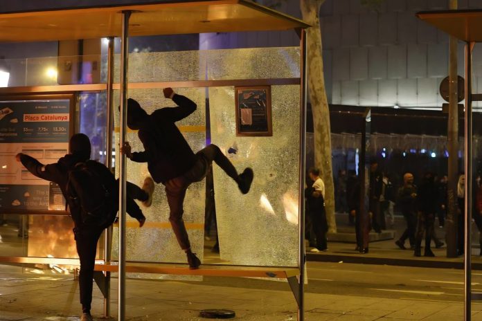 Disturbios en Barcelona dejan 128 detenidos y daños millonarios tras convocatoria viral en TikTok