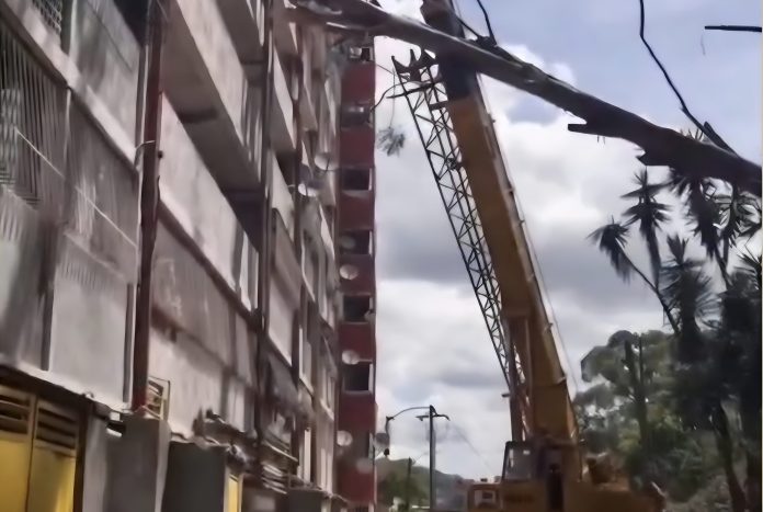 Ejecutan labores de retiro de árbol colapsado en el bloque 3 de Propatria en Caracas