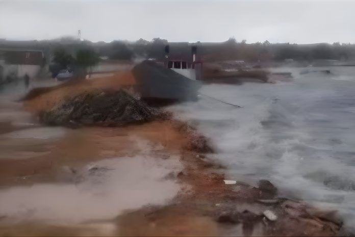 Fuerte oleaje se registra en costas de la Península de Paraguaná