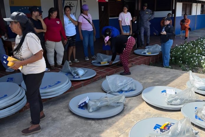 Gobierno nacional entrega 77 kits de televisión satelital FTA en el territorio insular