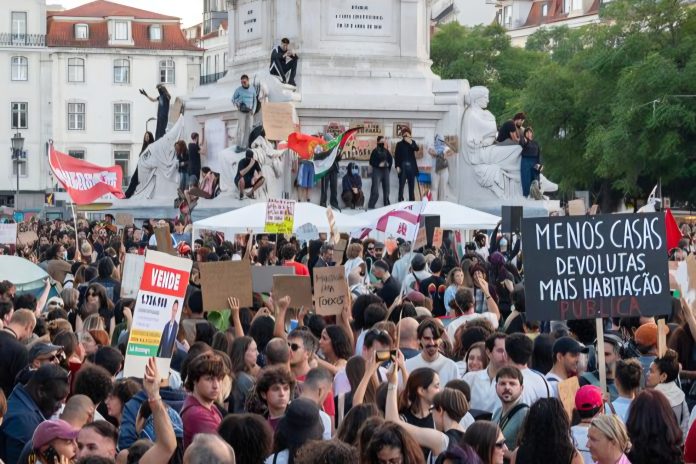 Miles de personas toman las calles de Portugal en una nueva jornada de protestas por el derecho a la vivienda