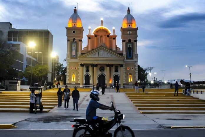 Modernizan el alumbrado público en la ruta de la procesión de la Virgen de Chiquinquirá en el Zulia