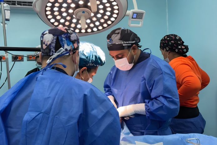 Ministerio de Salud realiza exitosa operación de pared abdominal en paciente de 79 años