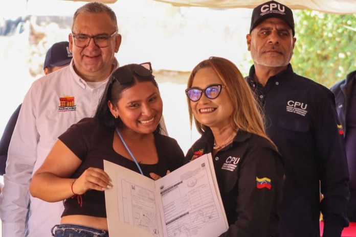 Más de 50 familias de la comunidad El Rosal de Maracaibo reciben títulos de propiedad de tierra y aseguran su patrimonio