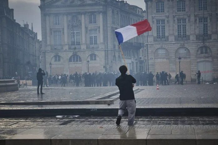 Protestas en Francia dejan saldo de 250 manifestantes heridos