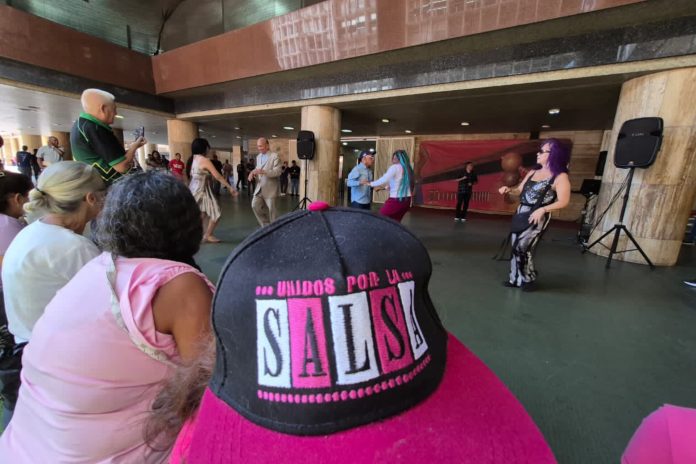 Caraqueños celebraron el Día Nacional de la Salsa con La bailadera en El Silencio
