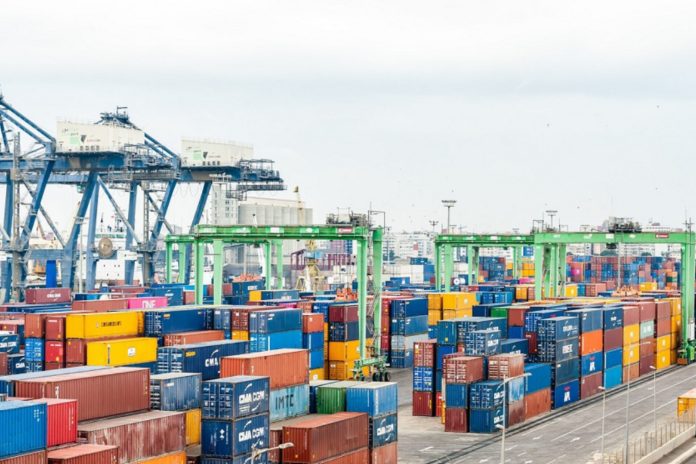 Déficit comercial de EE.UU. alcanza cifra récord de 105.600 millones de dólares