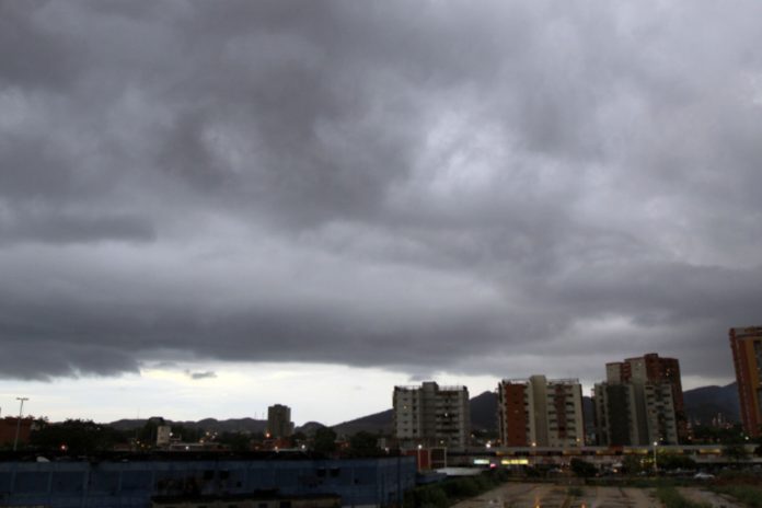 Onda tropical número 55 se desplaza del centro al occidente del país