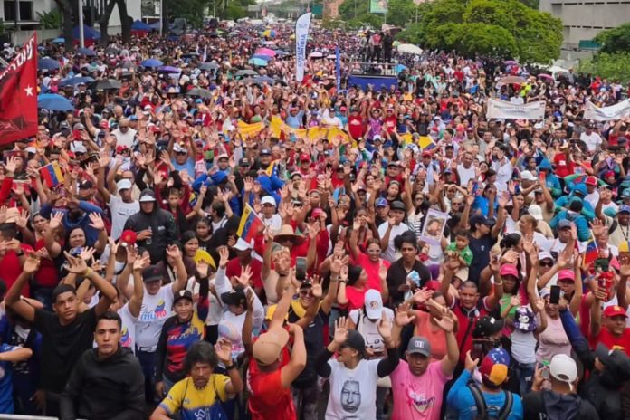 Pueblo marchó en Caracas bajo la lluvia para conmemorar 14 años de la victoria de Chávez