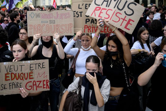 Estudiantes franceses protestan contra el racismo y la crisis educativa en París