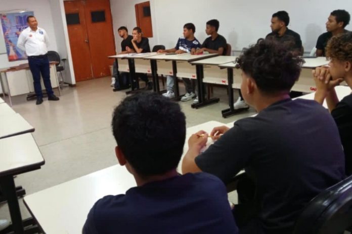Realizan charla sobre violencia de género en el Inces del estado Falcón