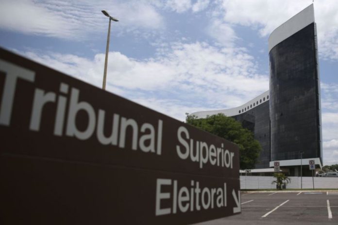 Tribunal Electoral de Brasil reúne a equipos de Lula y Flávio Bolsonaro en medio de disputas judiciales
