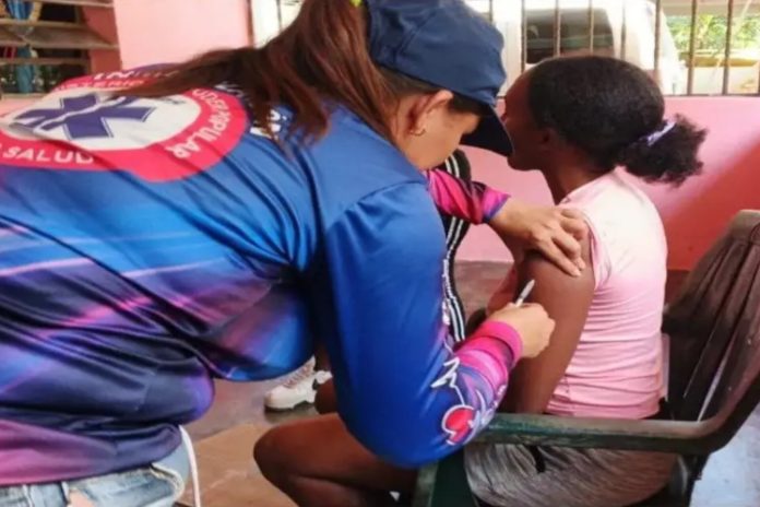 Vacunan a 244 personas contra la fiebre amarilla en zonas rurales de La Guaira